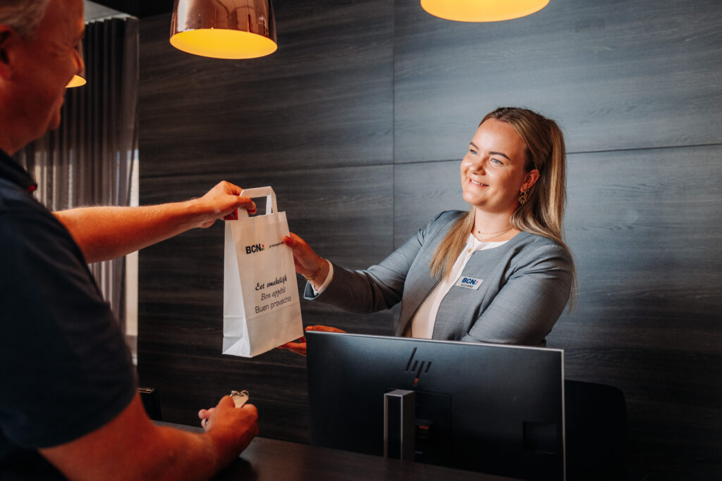 BCN receptie vrouw lachen tasje