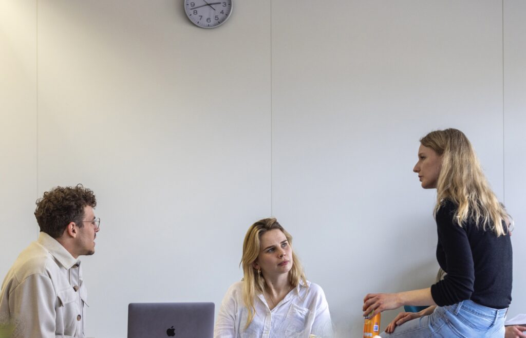 Zakelijke bijeenkomst drie mensen laptop