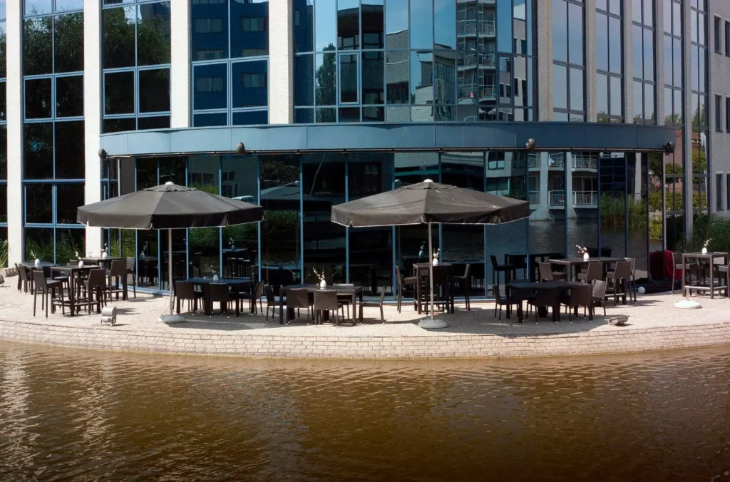 Buitenterras aan het water bij BCN vergaderlocatie Rotterdam