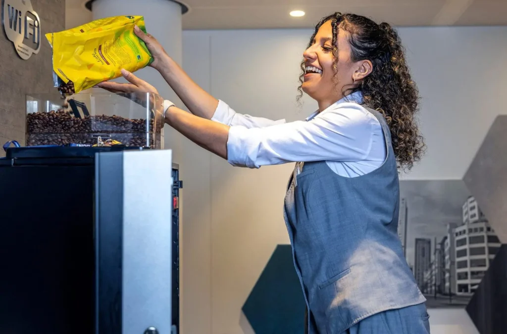 Gastvrouw vult koffie bij bij catering van BCN vergaderlocatie Utrecht