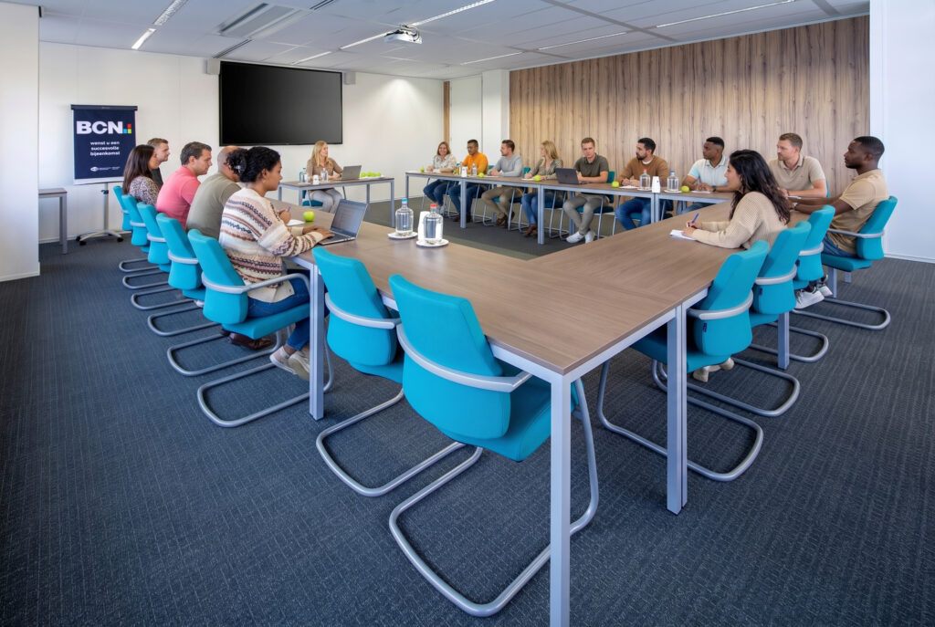 Groep mensen in een moderne vergaderruimte met U-opstelling bij BCN.
