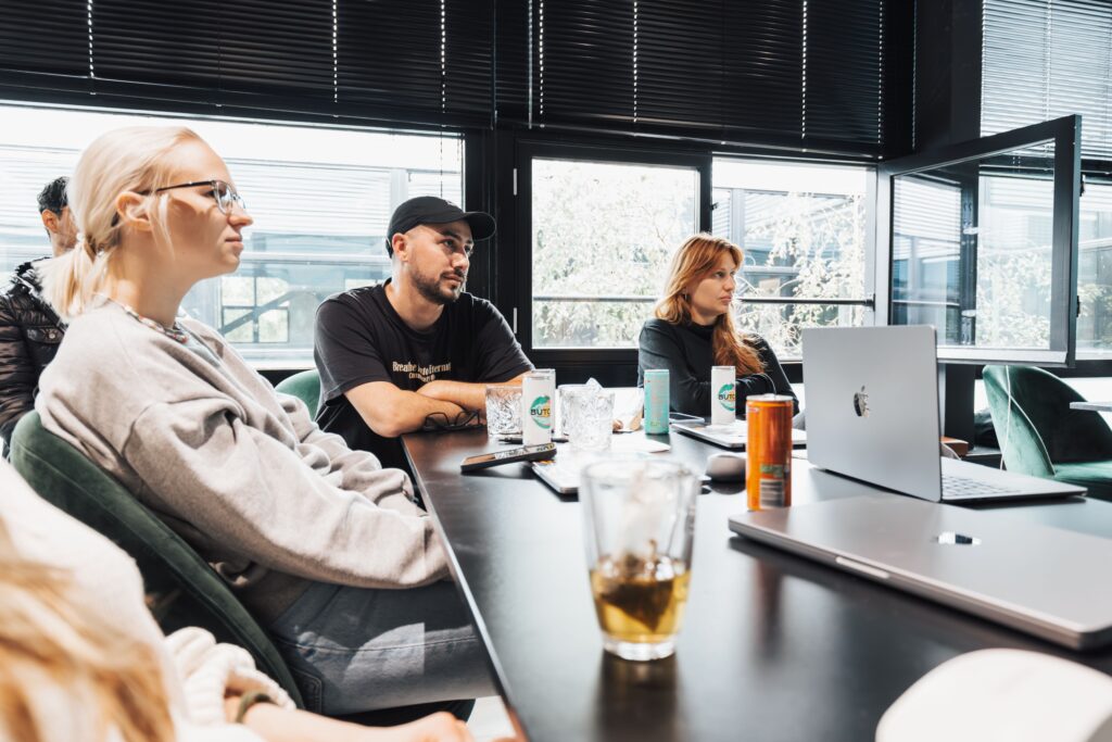 Mensen die aandachtig luisteren tijdens een zakelijke meeting.
