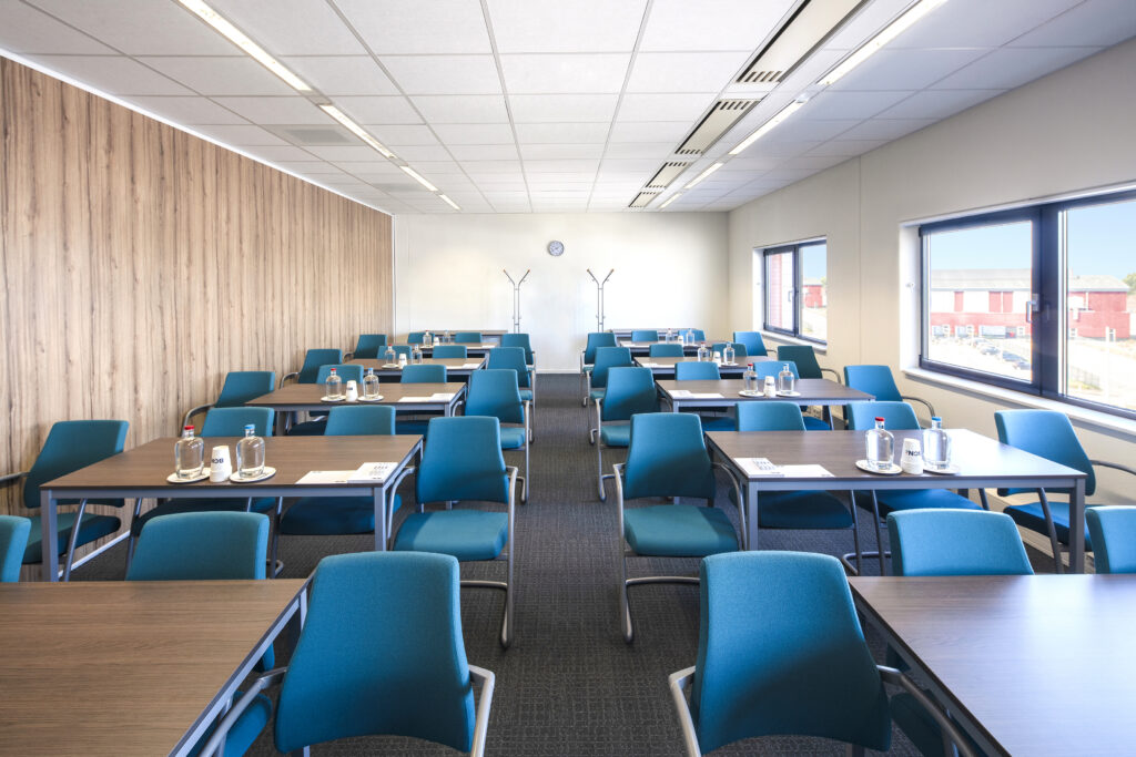 Zaalopstelling met tafel en water