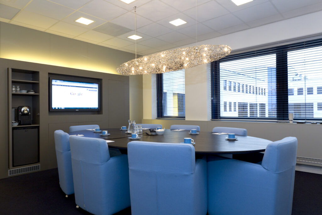 Luxe vergaderzaal met scherm en koffiezetapparaat